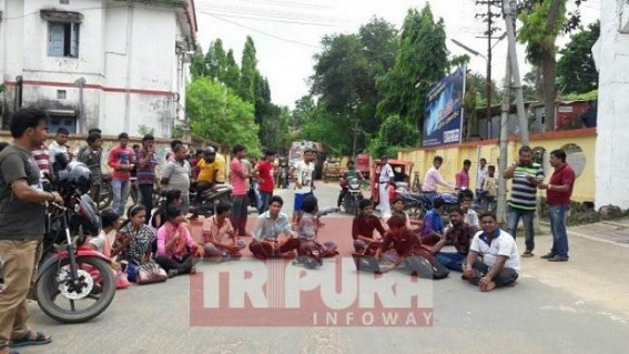 Woman abused in broad-day-light by 25 people while protesting Municipality’s unhygienic activities : cadres attacked Journalists seized cameras : Protest held before SP Office Woman abused in broad-day-light by 25 people while protesting Municipality’s unhygienic activities : cadres attacked Journalists seized cameras : Protest held before SP Office